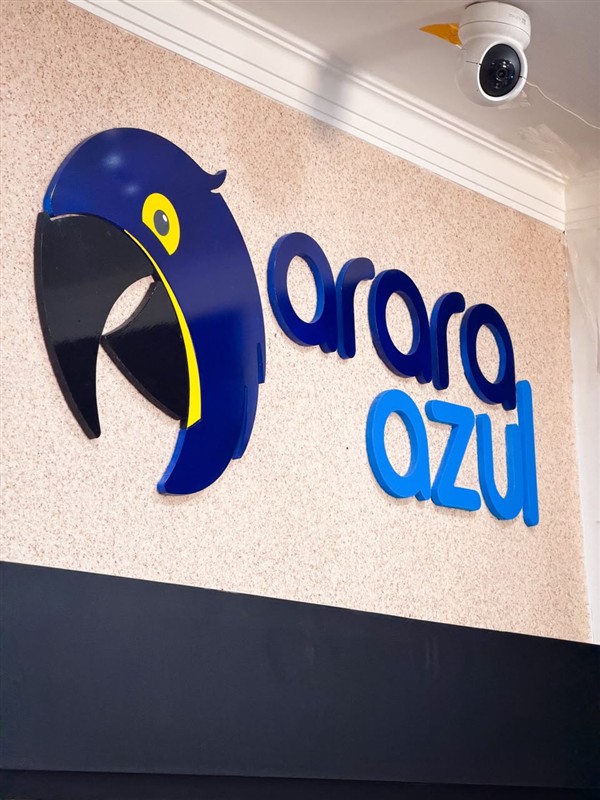Logo Arara Azul na parede da loja