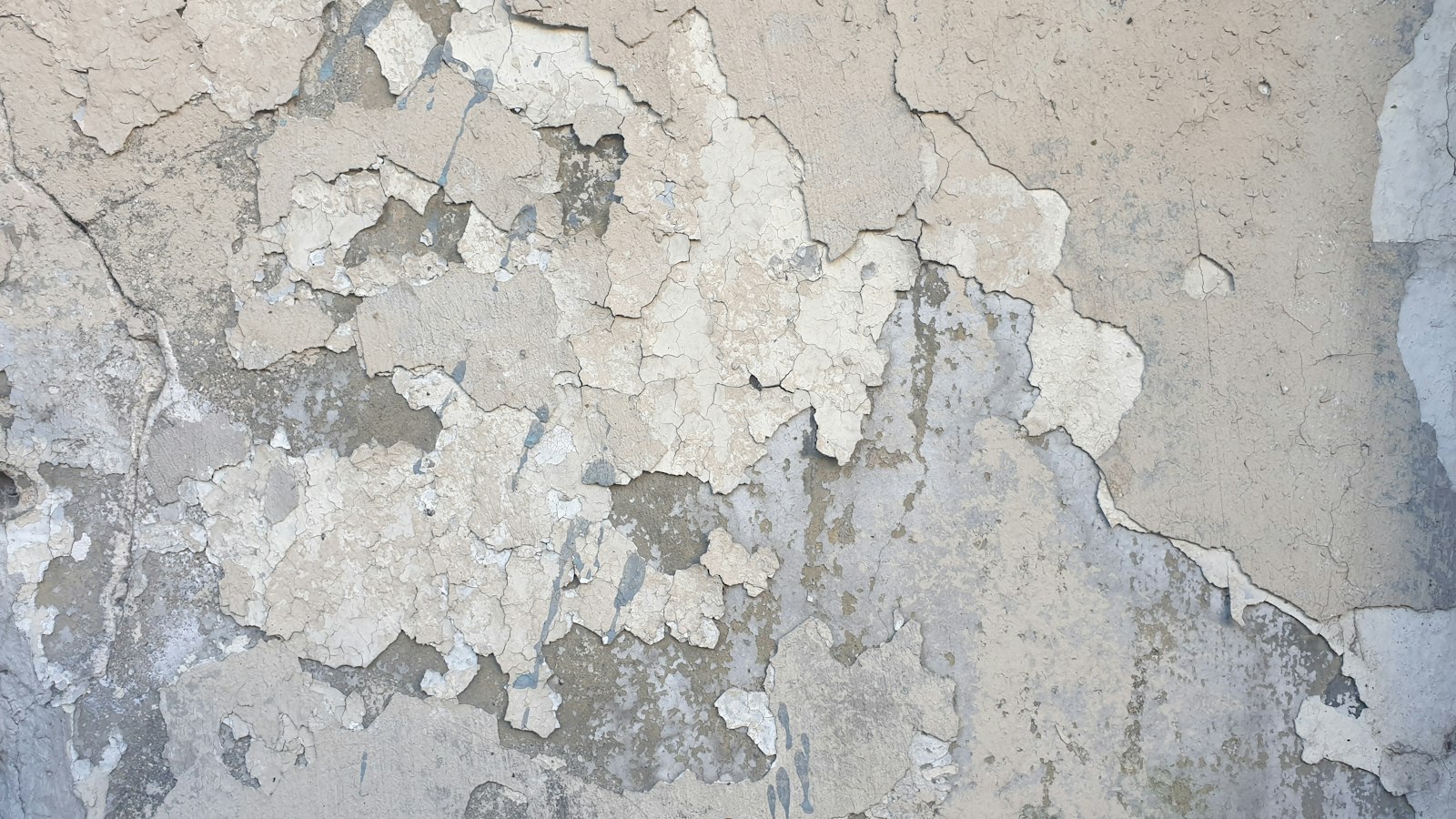 Preparação de parede antiga antes da aplicação de fundo preparador