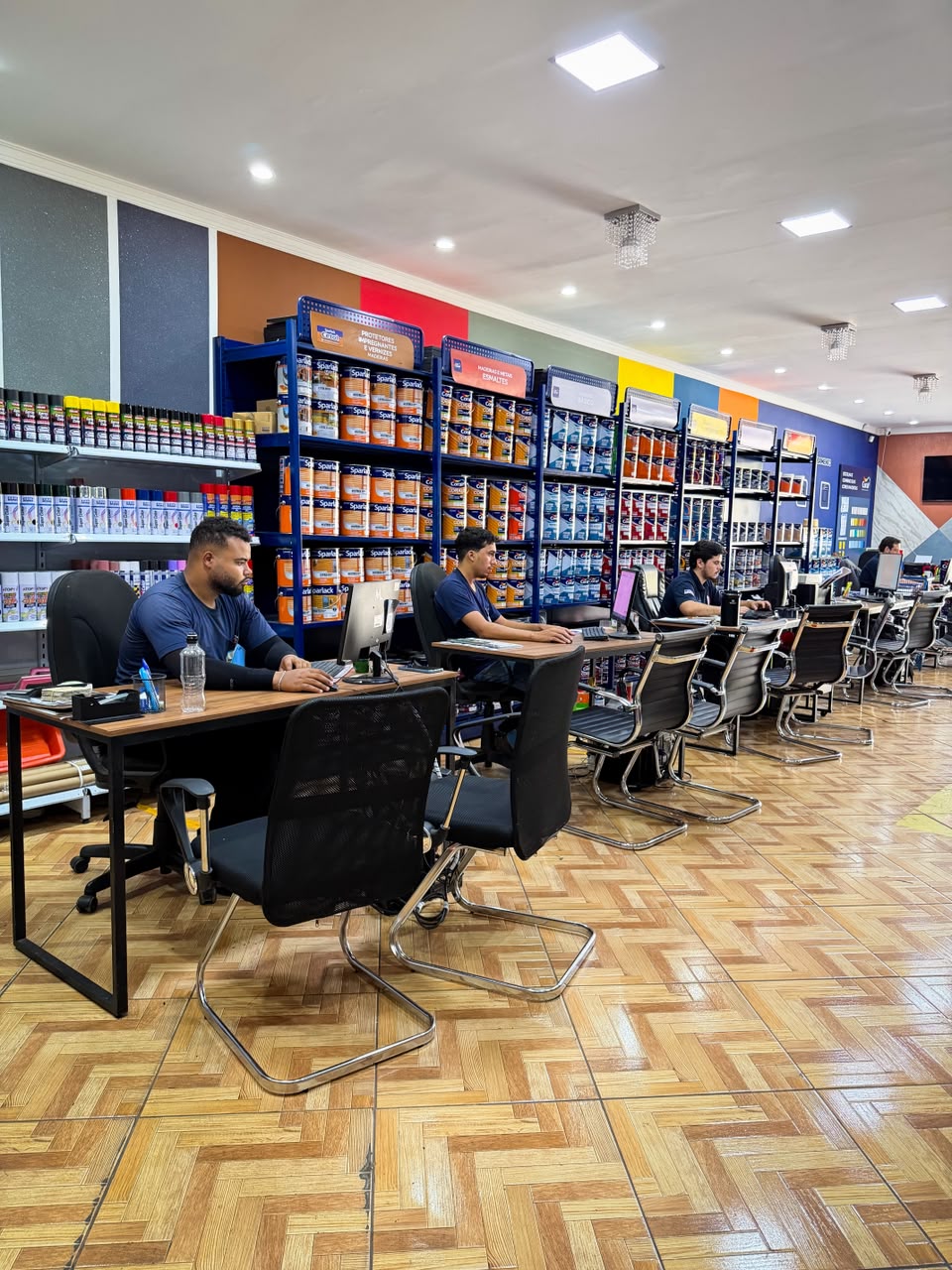 Equipe de atendimento da Glamour Tintas