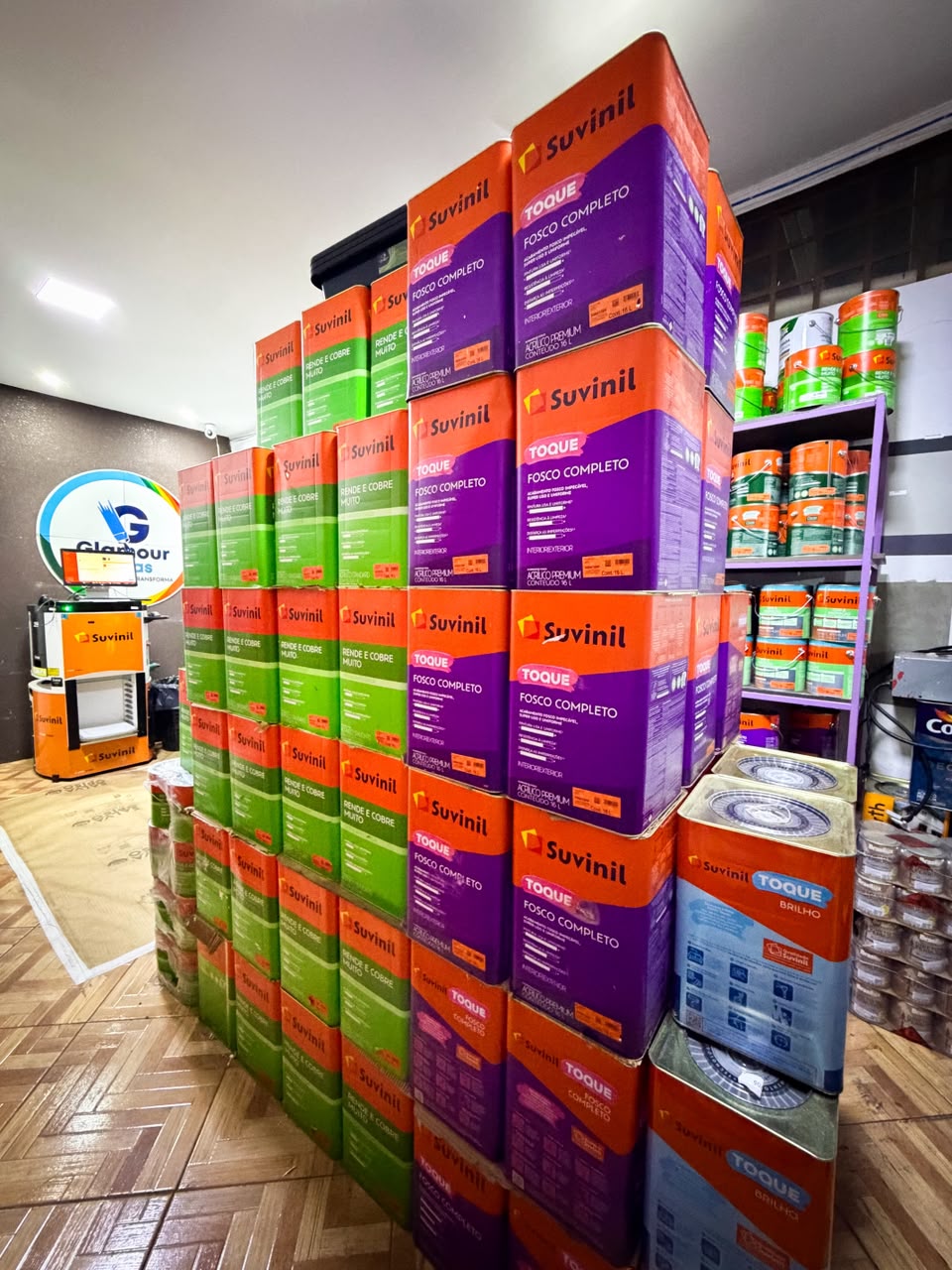 Pilha de tintas Suvinil na loja