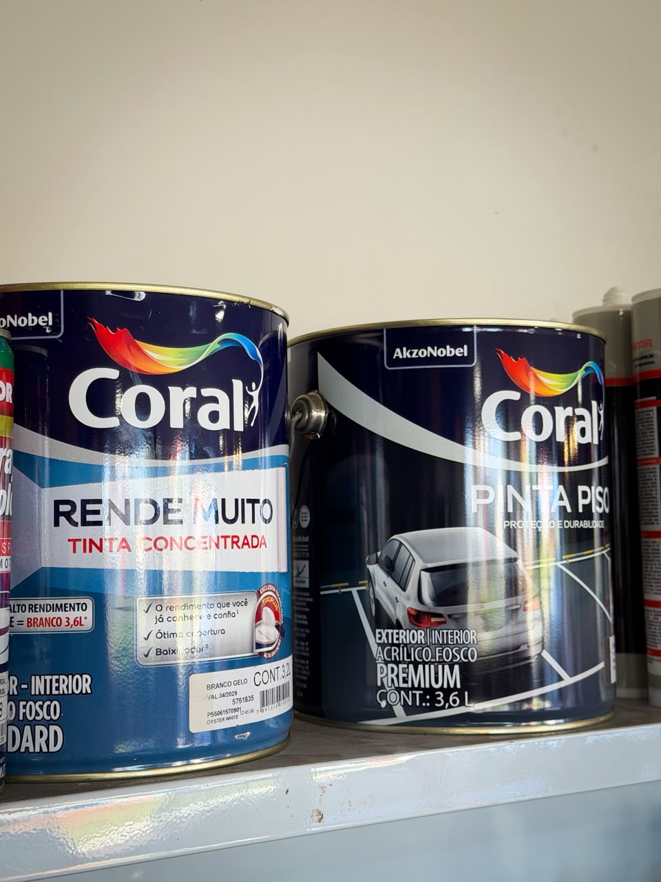 Latas de Coral Pinta Piso e Coral Rende Muito na prateleira
