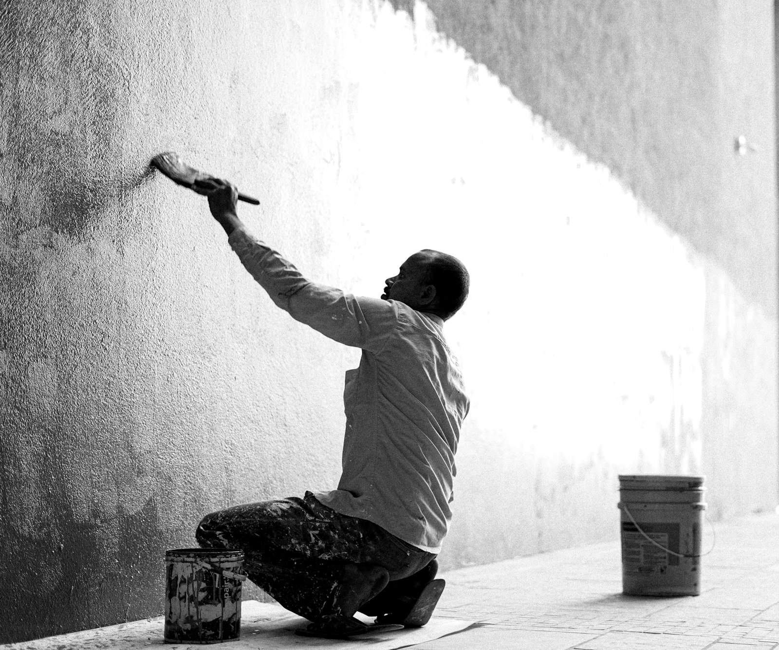 Pintor preparando parede nova antes da pintura